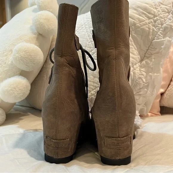 SOREL Joan of Arctic  distressed leather wedge booties size 8 - Picture 7 of 11